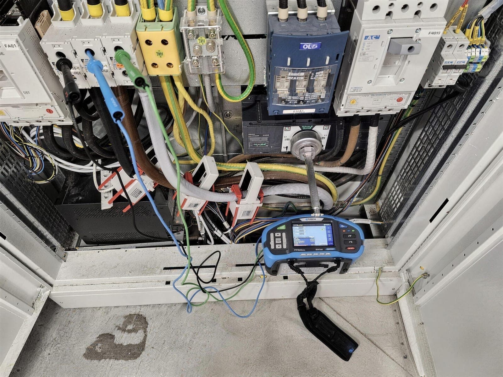 Messgerät im Schaltschrank angeschlossen während einer Elektroprüfung