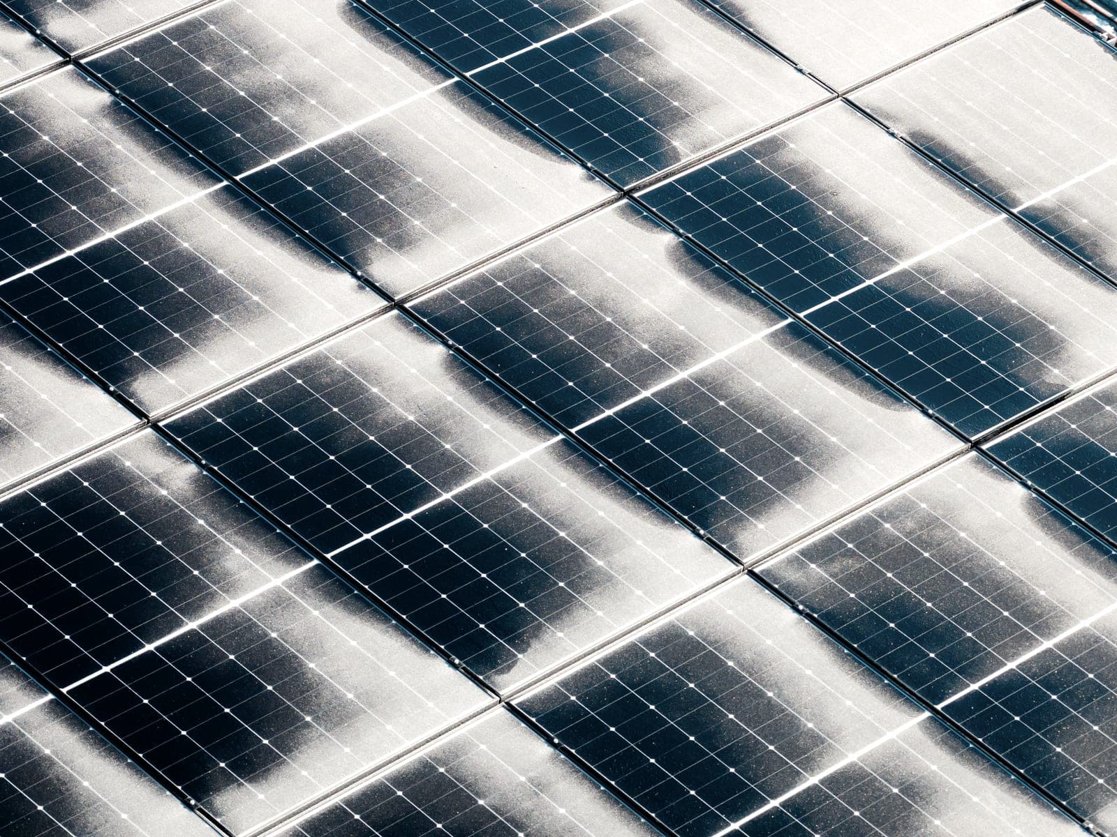 Detail von Photovoltaikmodulen mit Schneeresten