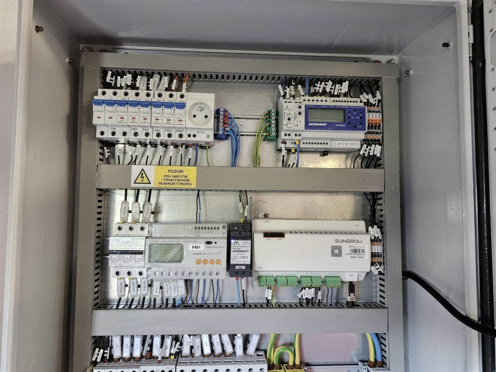 Geöffneter Niederspannungsschaltschrank mit Leistungsschaltern und Steuermodulen