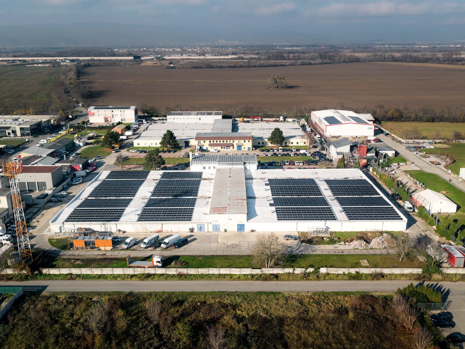 Industriegelände SKK-REAL in Ivanka pri Dunaji, Hallen mit Photovoltaik und Felder ringsum