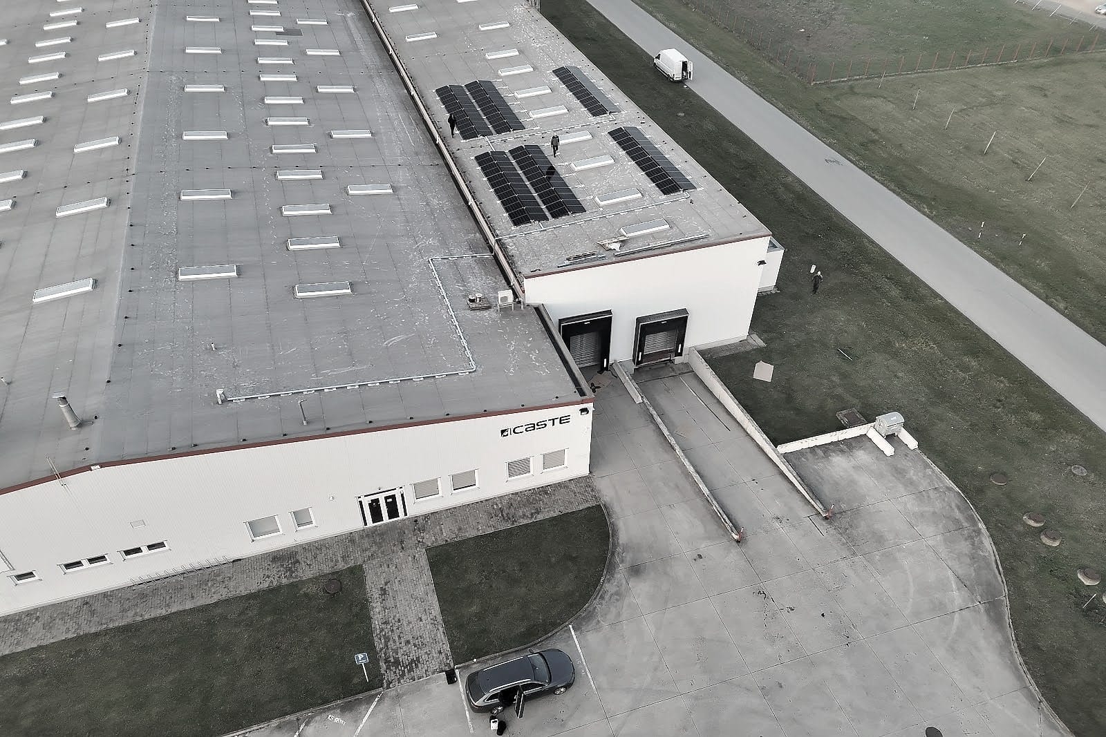 Orthofoto eines Industriegeländes in Kechnec (Slowakei): Halle mit Photovoltaik auf dem Dach, Zufahrt und Parkplatz